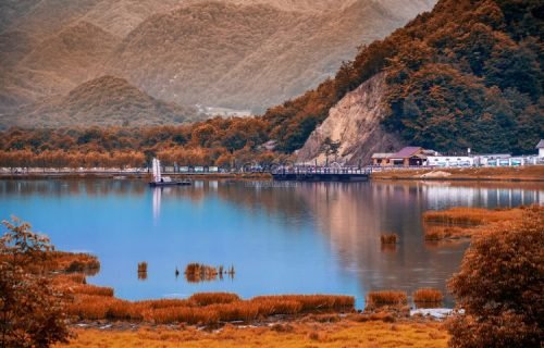 lovepik-shennongjia-lakes-beautiful-autumn-scenery-picture_500973540-750x500